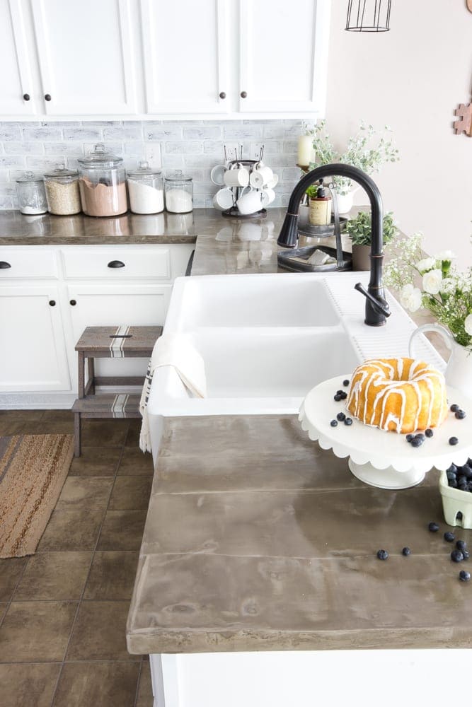 Modern Farmhouse Kitchen Makeover Reveal | blesserhouse.com - So many budget-friendly DIY projects packed into one kitchen!