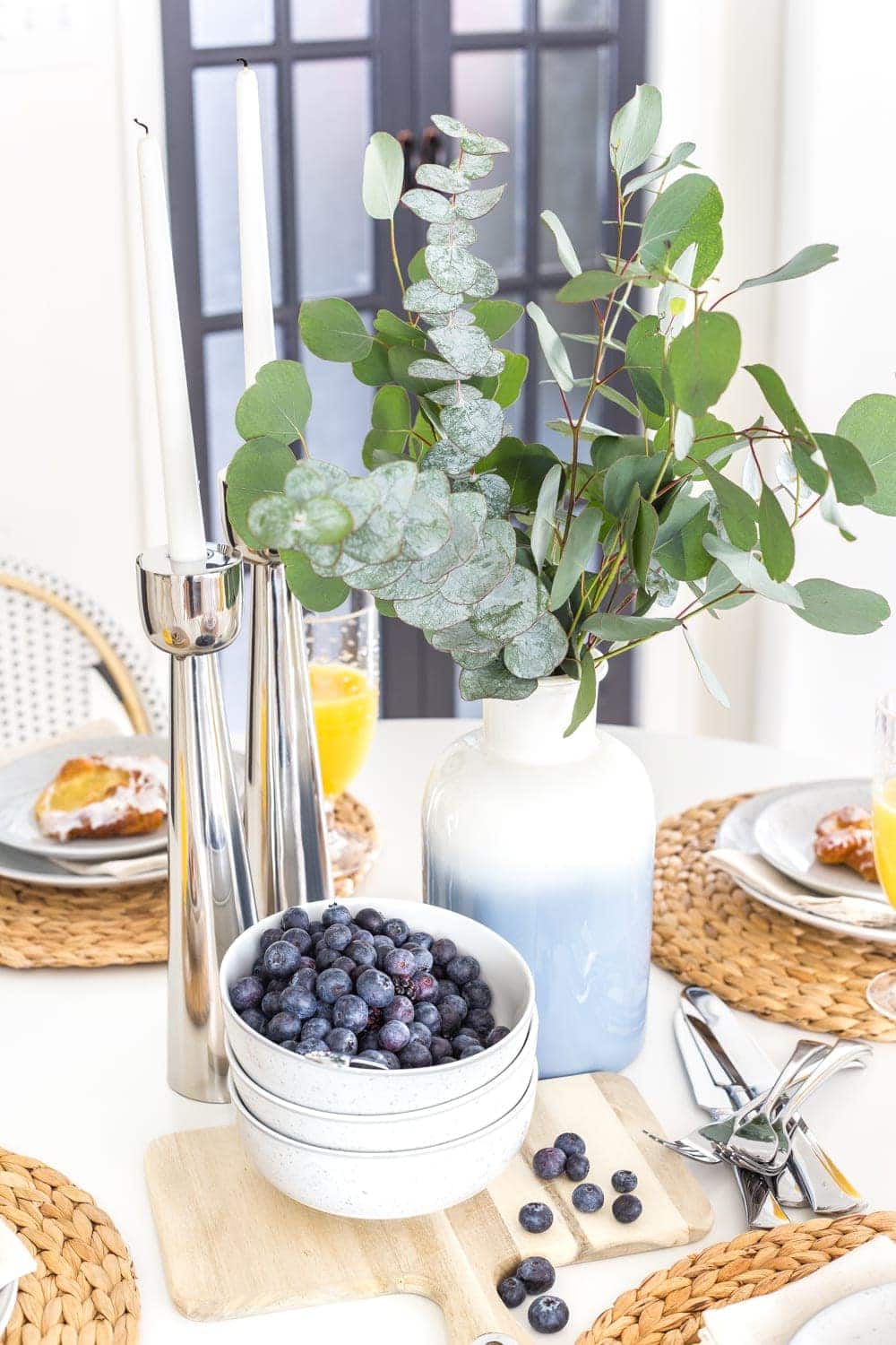 A dated breakfast nook gets a Scandinavian farmhouse style makeover using junk finds and decor from Walmart's MoDRN line. #scandinavianfarmhouse #breakfastnook