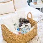 38 elementos esenciales para el dormitorio de invitados | Tenga una canasta con toallas adicionales y artículos de tocador adicionales en caso de que los huéspedes olviden alguno. 