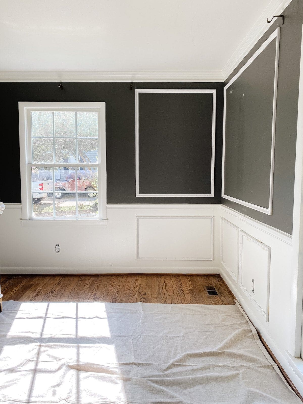 picture frame wall molding in a dining room