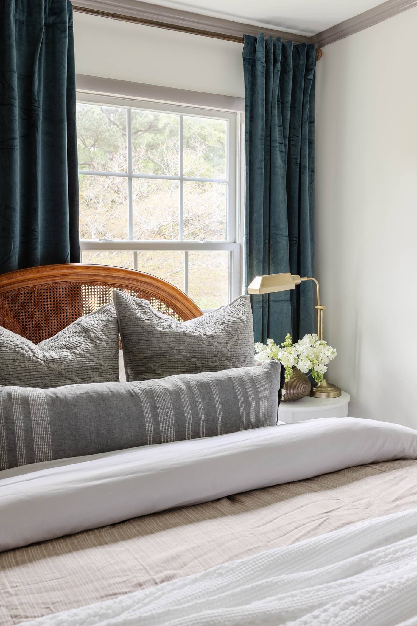 tirai biru dan tempat tidur rotan dengan tempat tidur netral untuk desain interior klasik