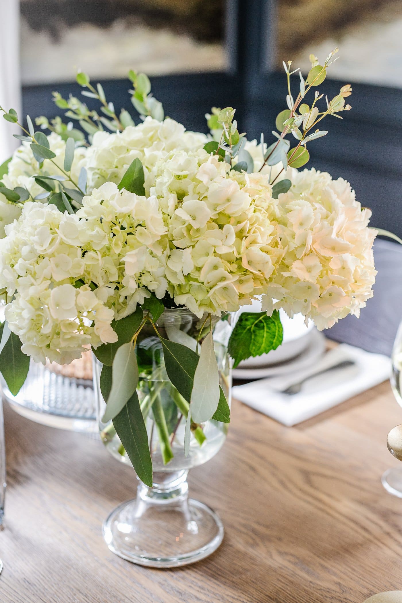 simple dining table centerpiece with hydrangeas and eucalyptus leaves for summer