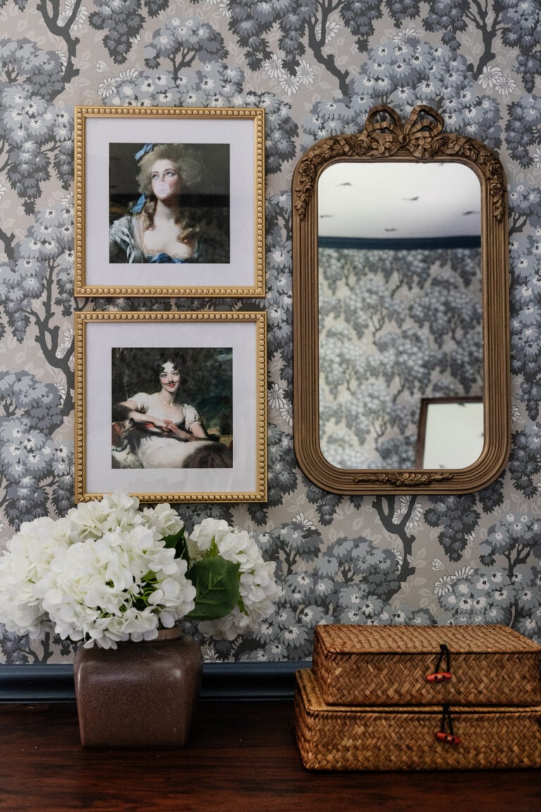 wall decor in a girls bedroom