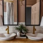 paredes de baño malva con tocador negro