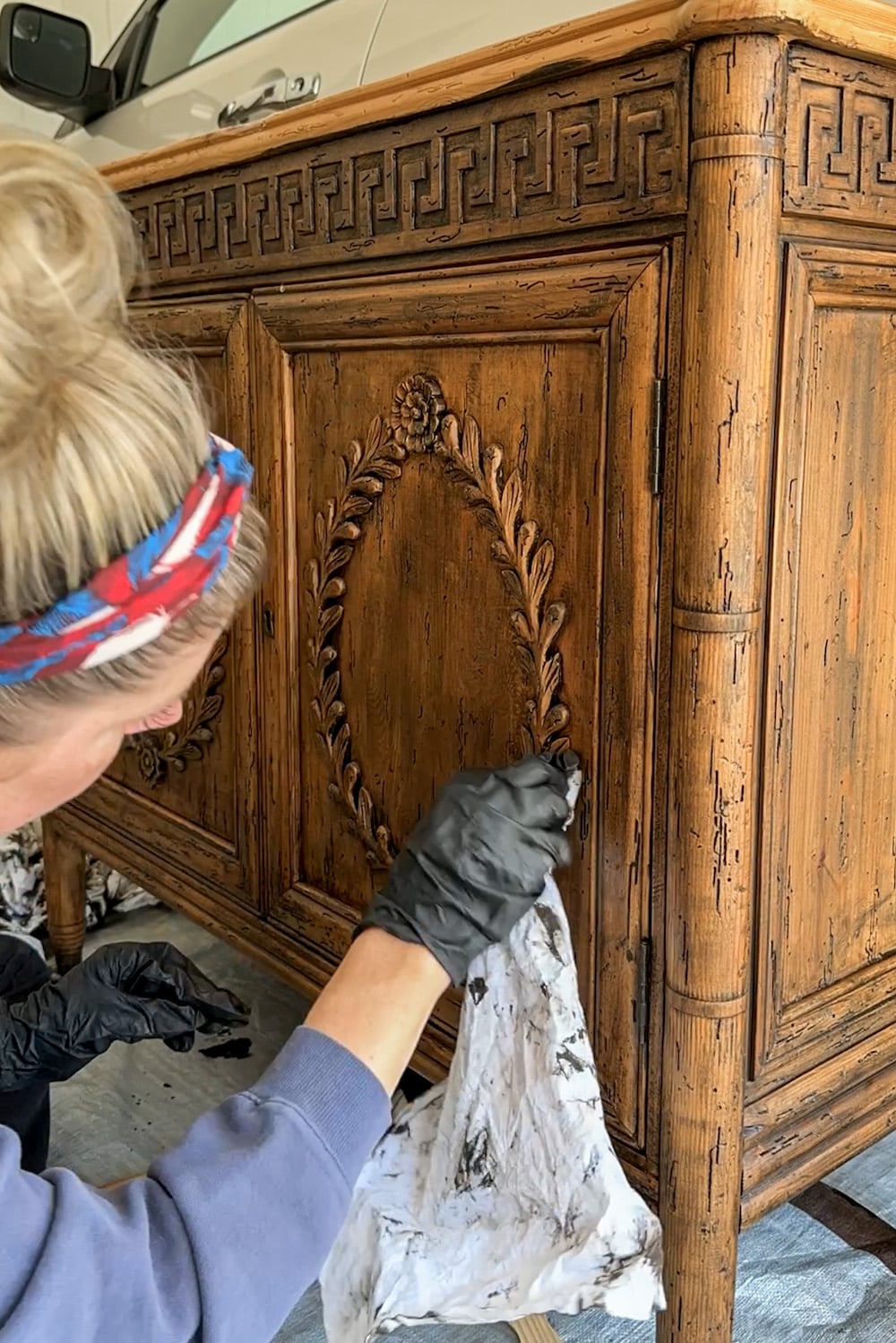 wiping away excess gel stain after first coat