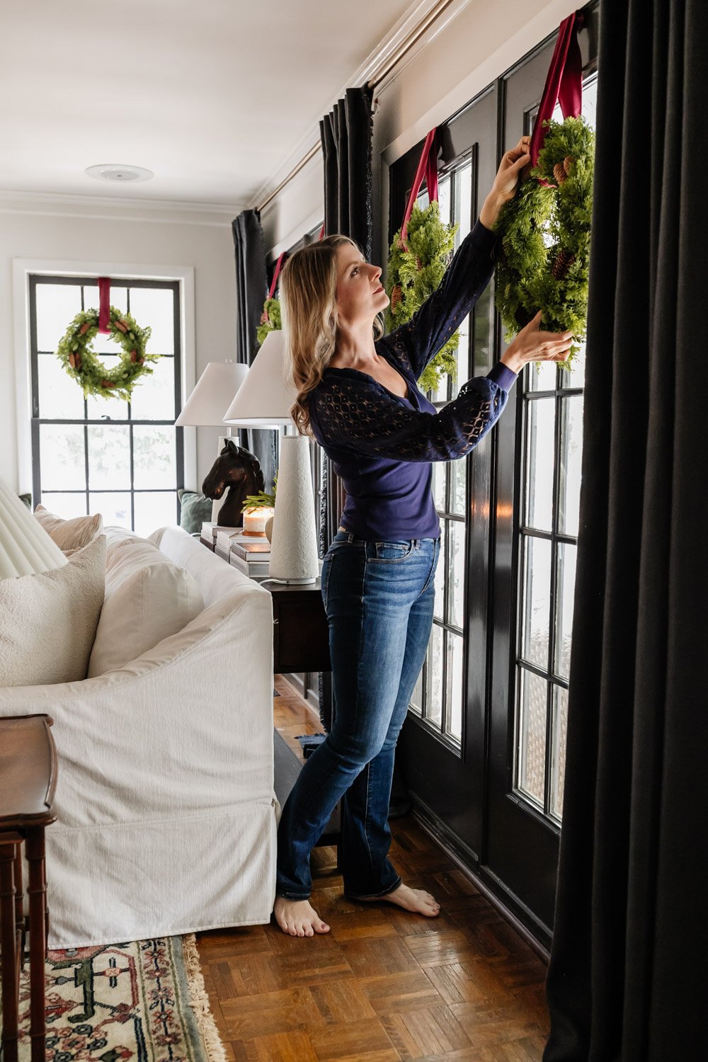 how to hang window wreaths