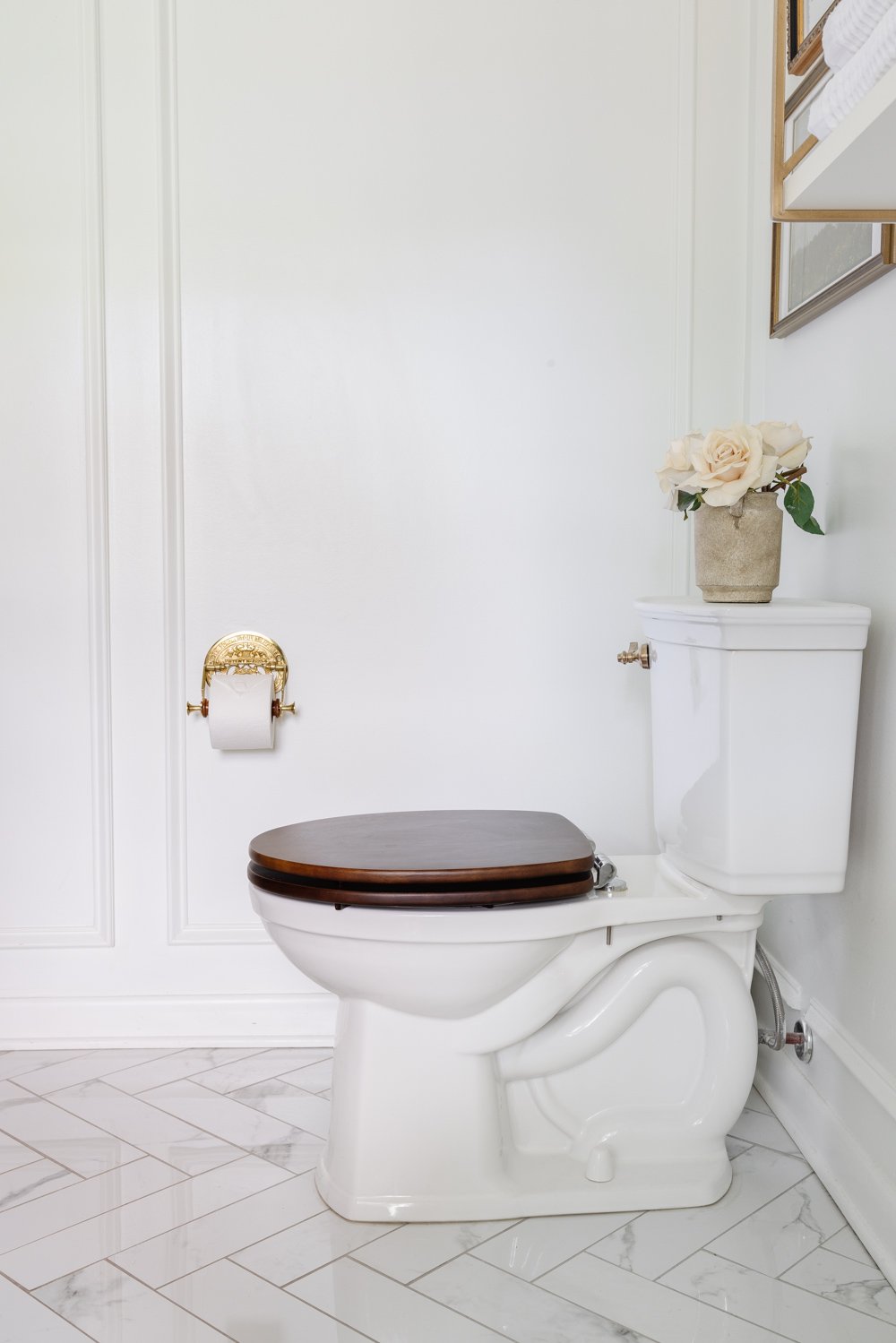Toilet avec siège en bois et support de papier toilette en laiton