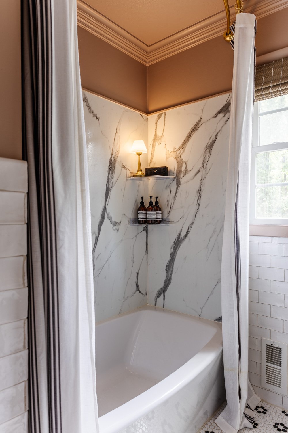 lámpara impermeable en la ducha