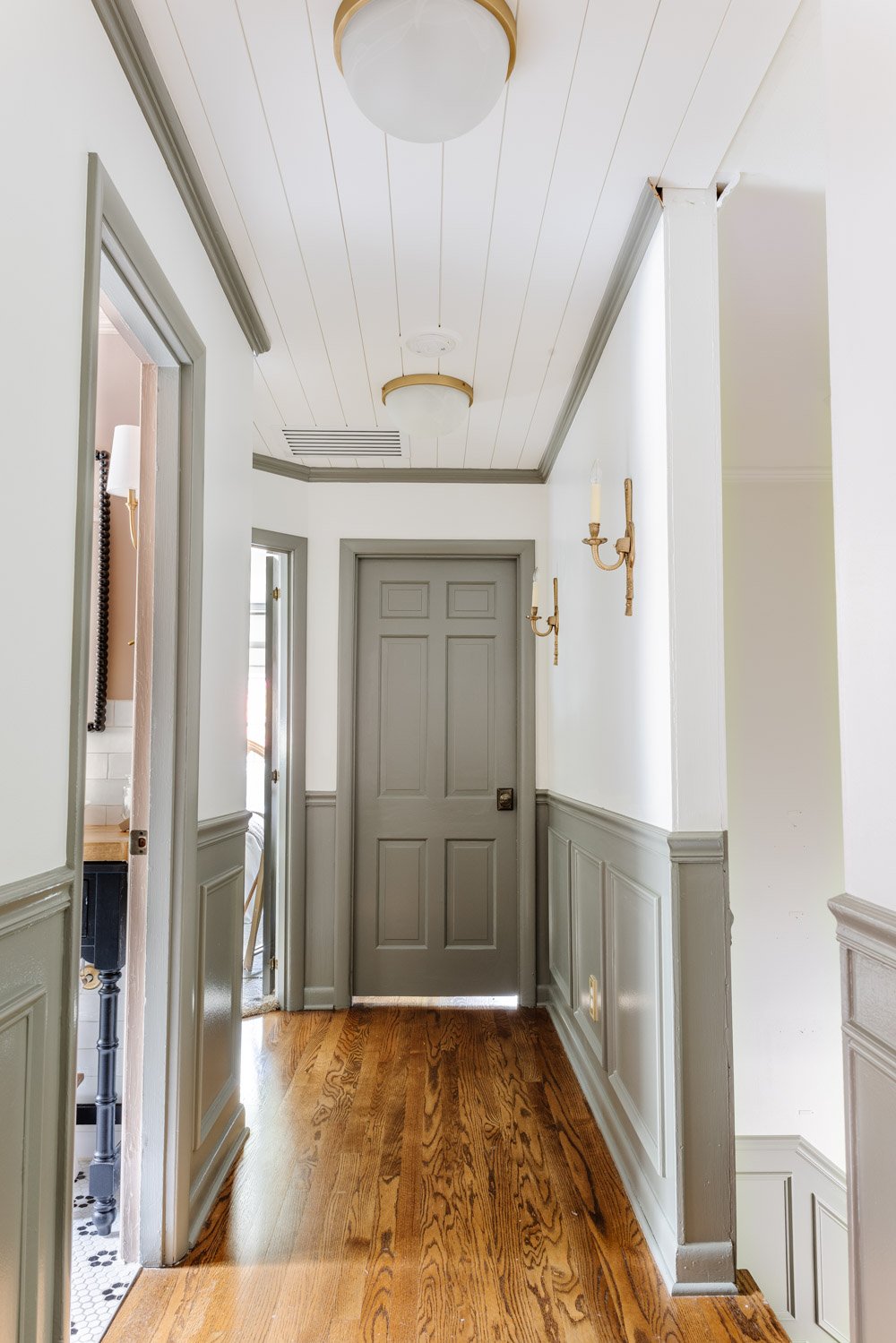 Portes peintes et Wainscot dans un couloir avec Sherwin Williams Willowaf