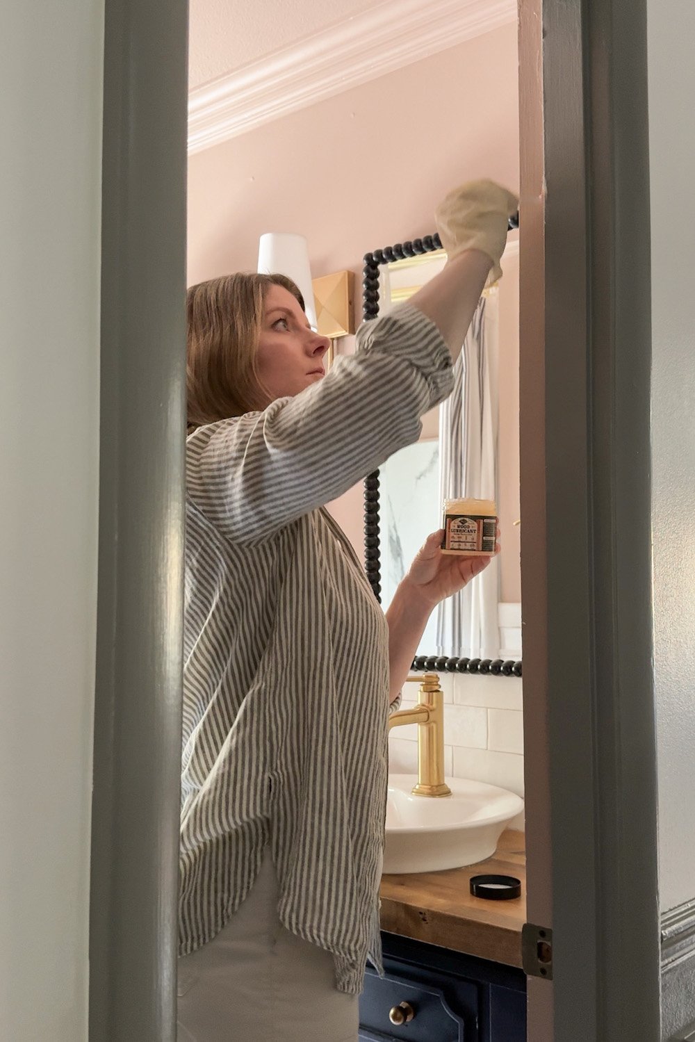 Comment réparer une porte colorée de la peinture
