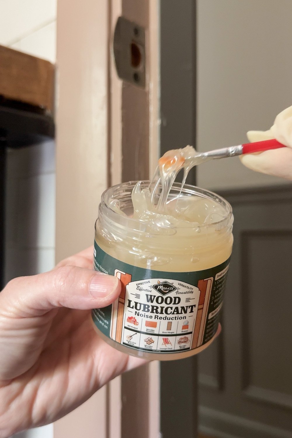 Comment réparer une porte colorée de la peinture