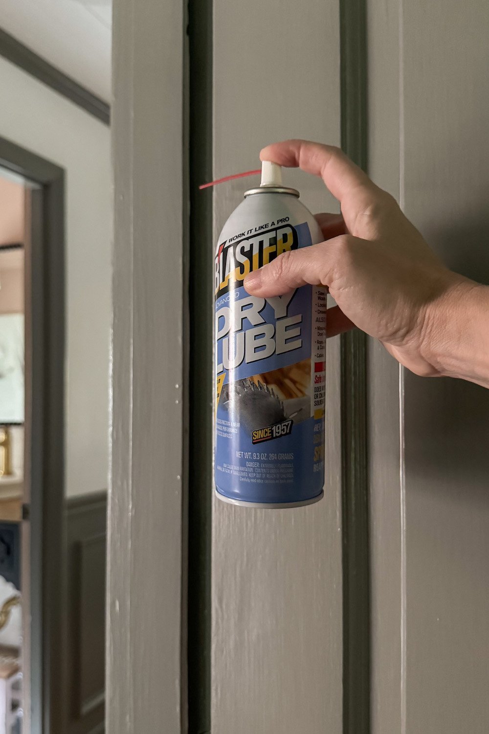 Comment réparer une porte colorée de la peinture