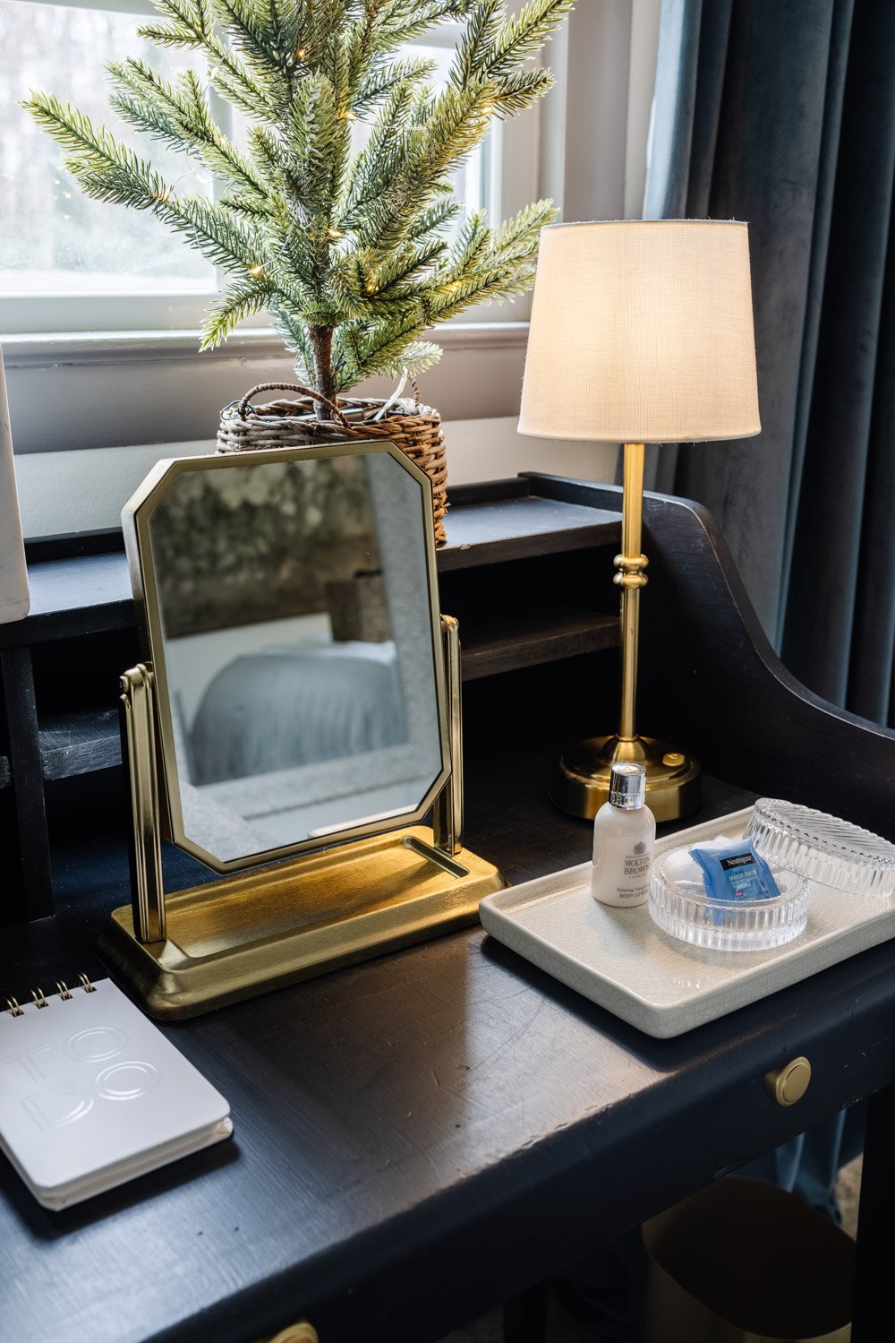 Cesta de bienvenida para las comodidades de la habitación