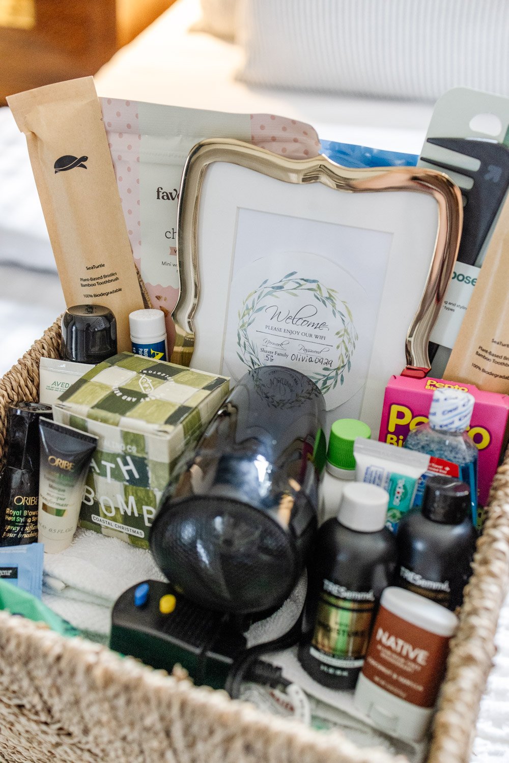 Cesta de bienvenida para las comodidades de la habitación