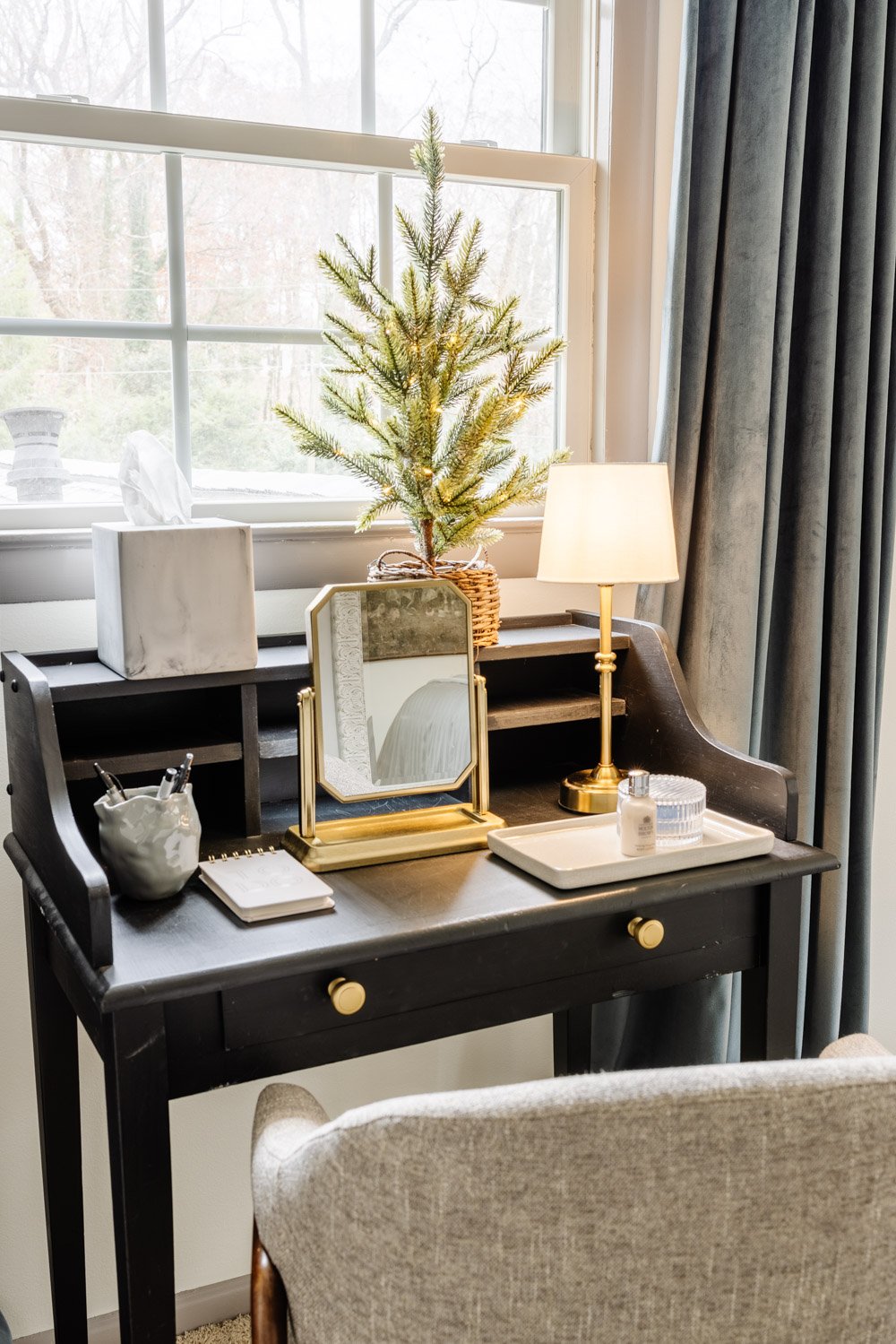 Cesta de bienvenida para las comodidades de la habitación