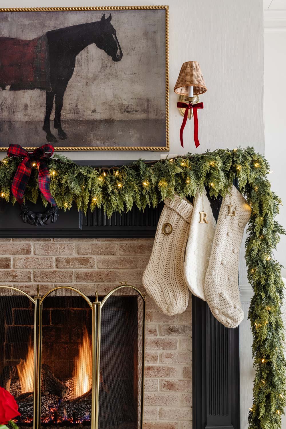 Ralph Lauren idées de décoration de Noël à petit budget – manteau de cheminée bleu marine avec guirlande