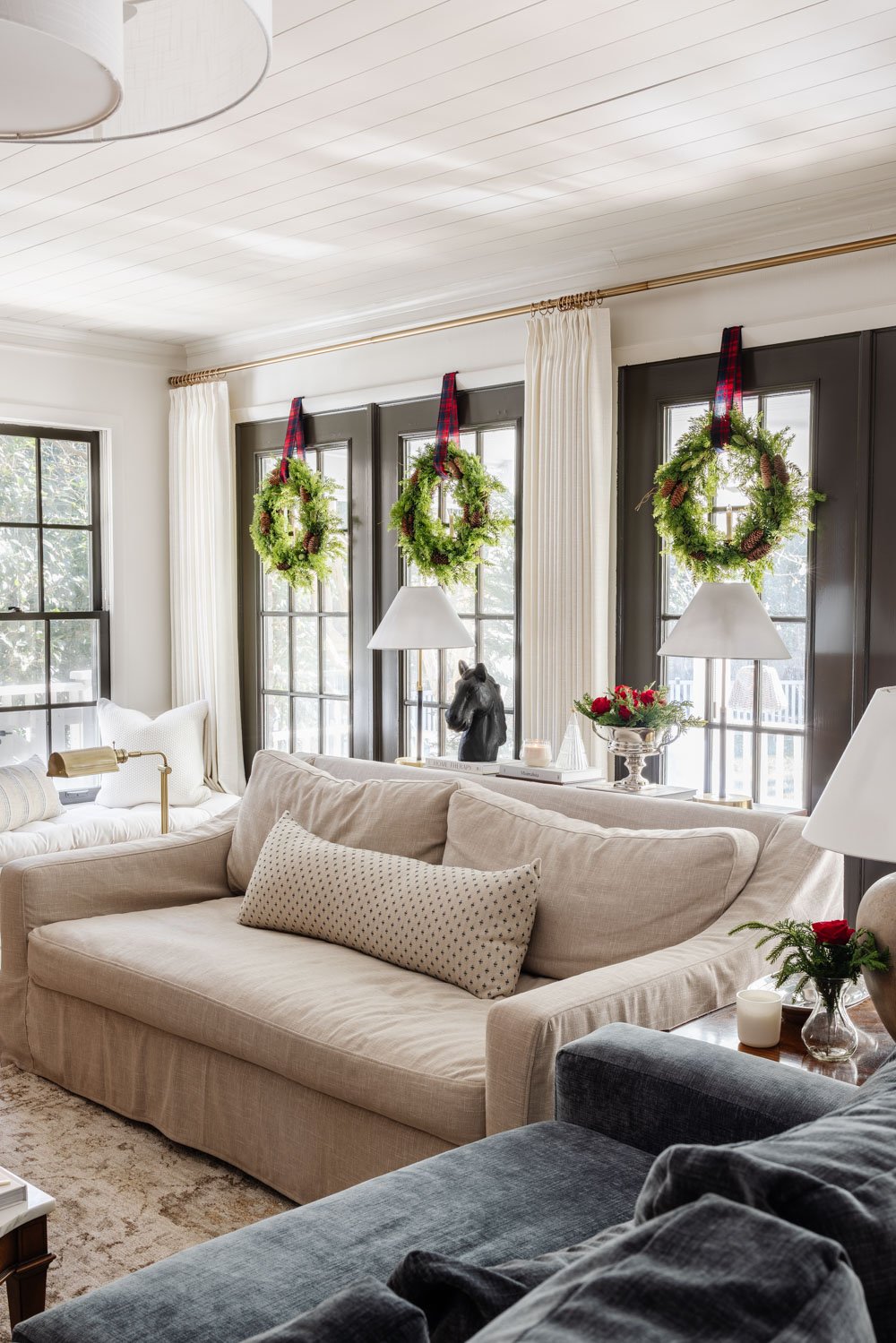 Idées de décoration de Noël Ralph Lauren à petit budget – couronnes avec ruban à carreaux tartan sur les fenêtres