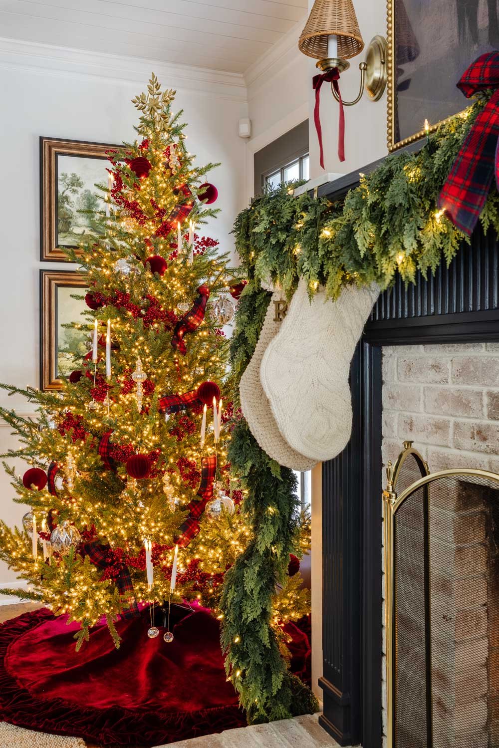 Ralph Lauren idées de décoration de Noël à petit budget - bas en tricot torsadé sur une cheminée bleu marine