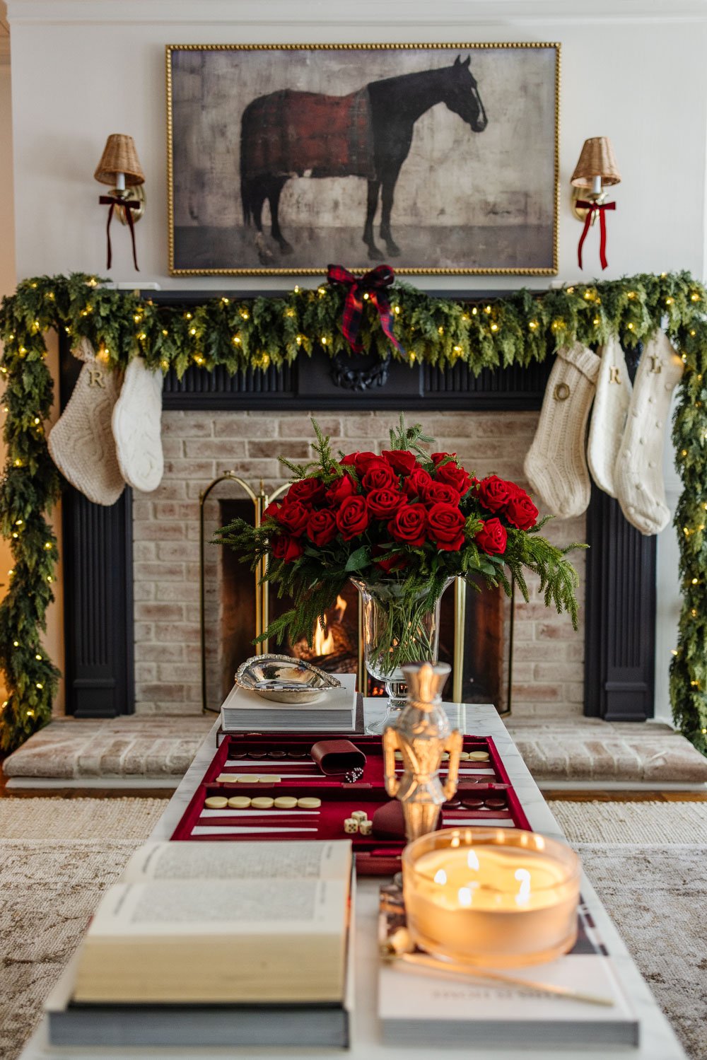 Ralph Lauren idées de décoration de Noël à petit budget - plateau de backgammon en velours rouge sur table basse avec vase de roses rouges et accents argentés