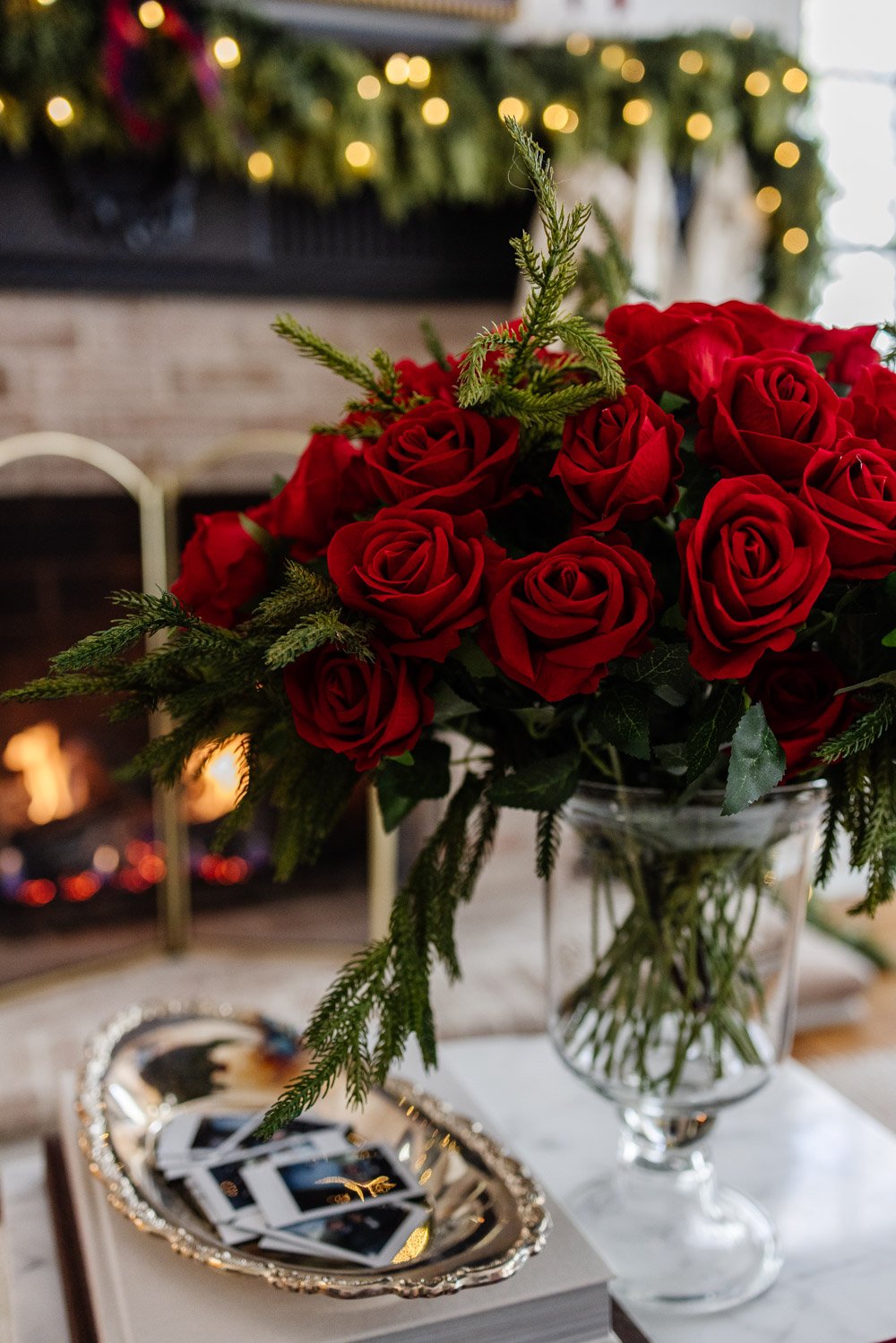 Idées de décoration de Noël Ralph Lauren à petit budget – roses rouges mélangées à des tiges d'hiver