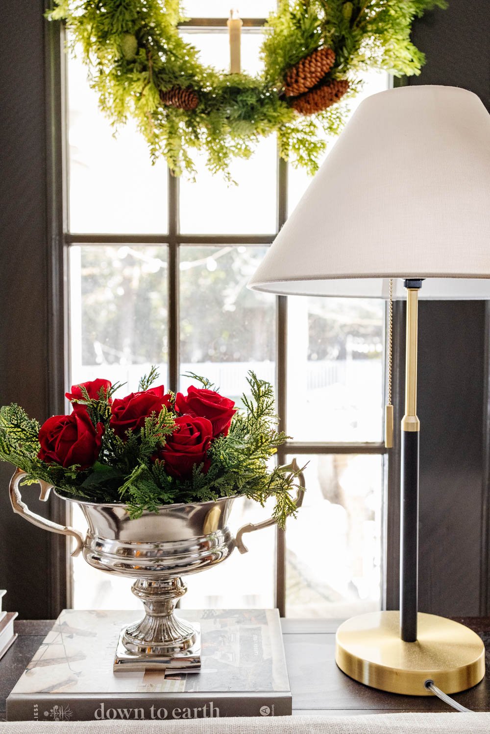 Idées de décoration de Noël Ralph Lauren à petit budget – urne argentée composée de roses rouges et de tiges de pin