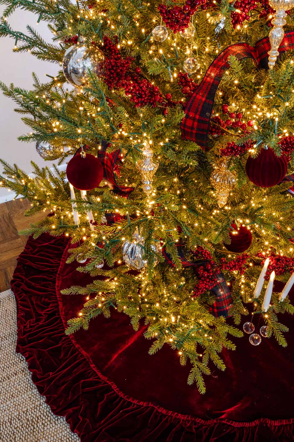 Ralph Lauren : idées de décoration d'arbre de Noël à petit budget : jupe d'arbre en velours rouge et guirlande de fruits rouges avec ornements en verre au mercure