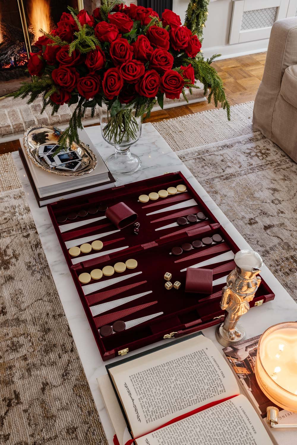 Ralph Lauren idées de décoration de Noël à petit budget – décoration de table basse en velours bordeaux